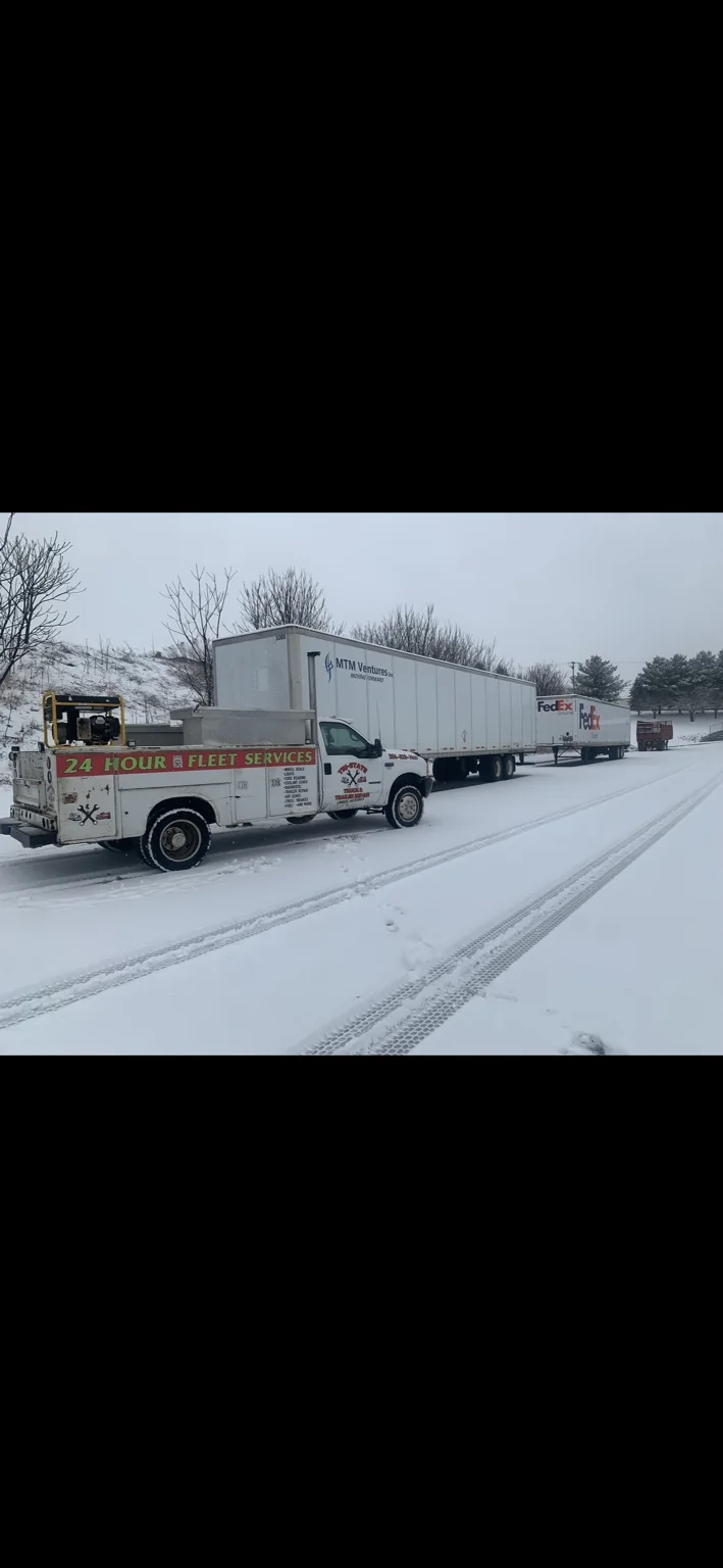 Tri-State 24-hour fleet service truck assisting commercial trucks and trailers