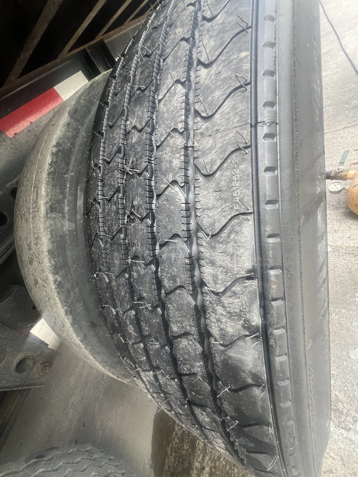 Commercial truck tire